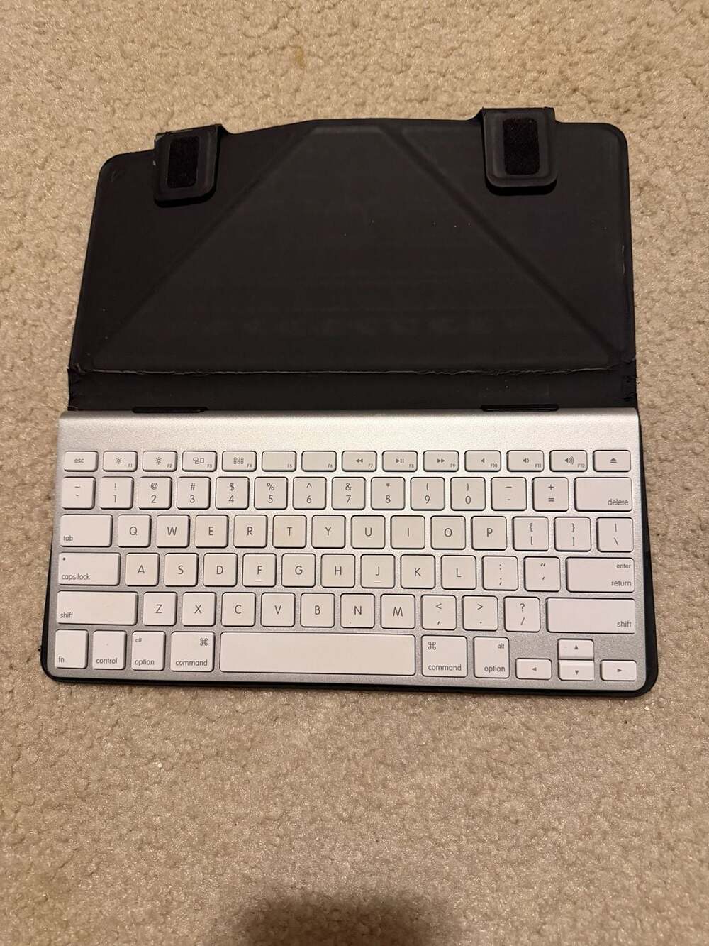 Apple Wireless Bluetooth Keyboard A1314 with Case